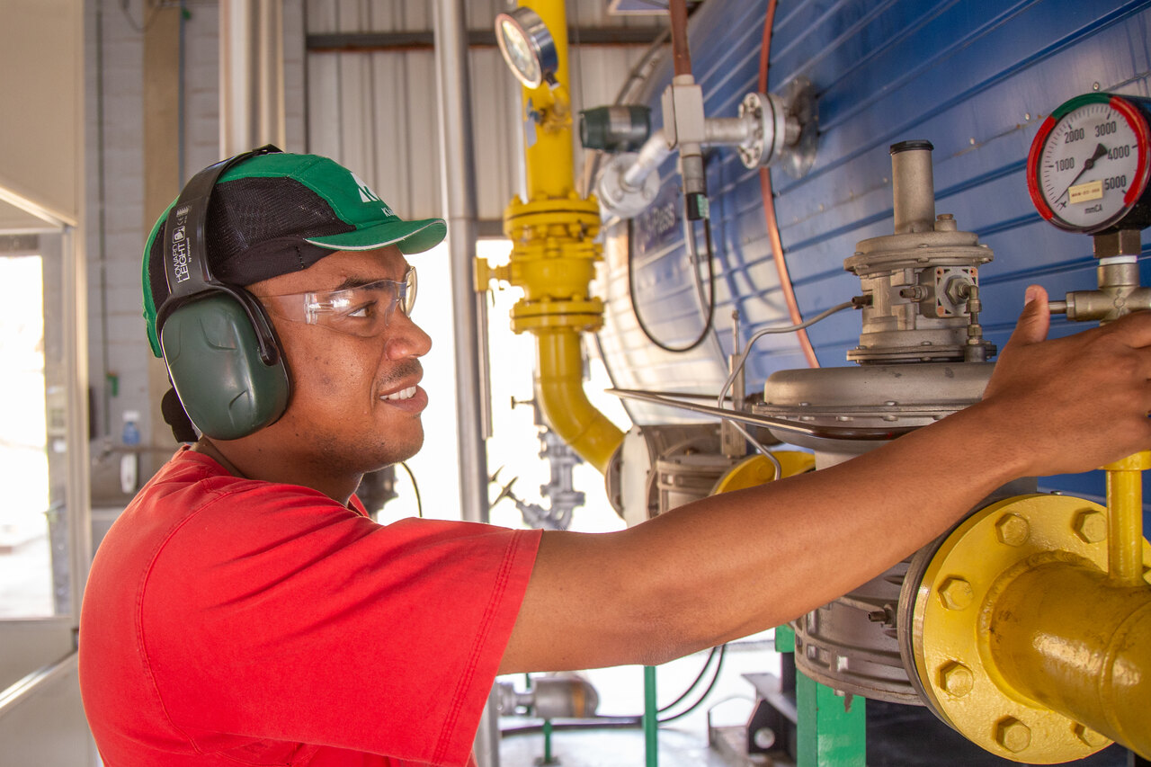 Colaborador operando máquina