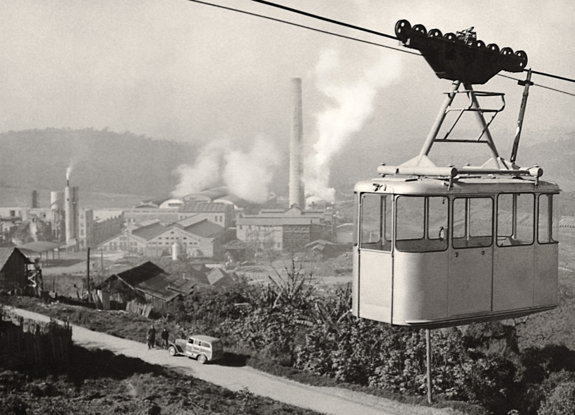 bonde de telêmaco borba com a fábrica da klabin ao fundo em foto antiga