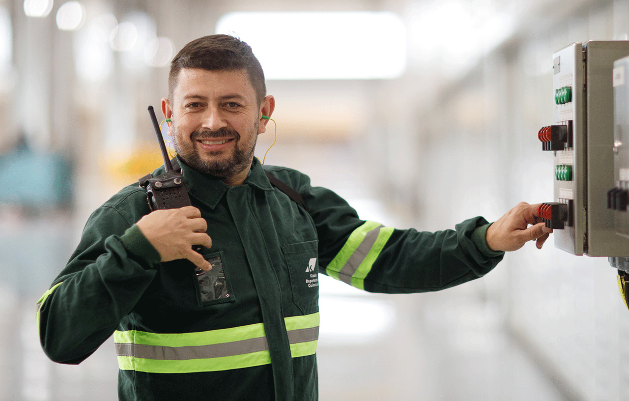 funcionário da klabin trabalhando na fábrica