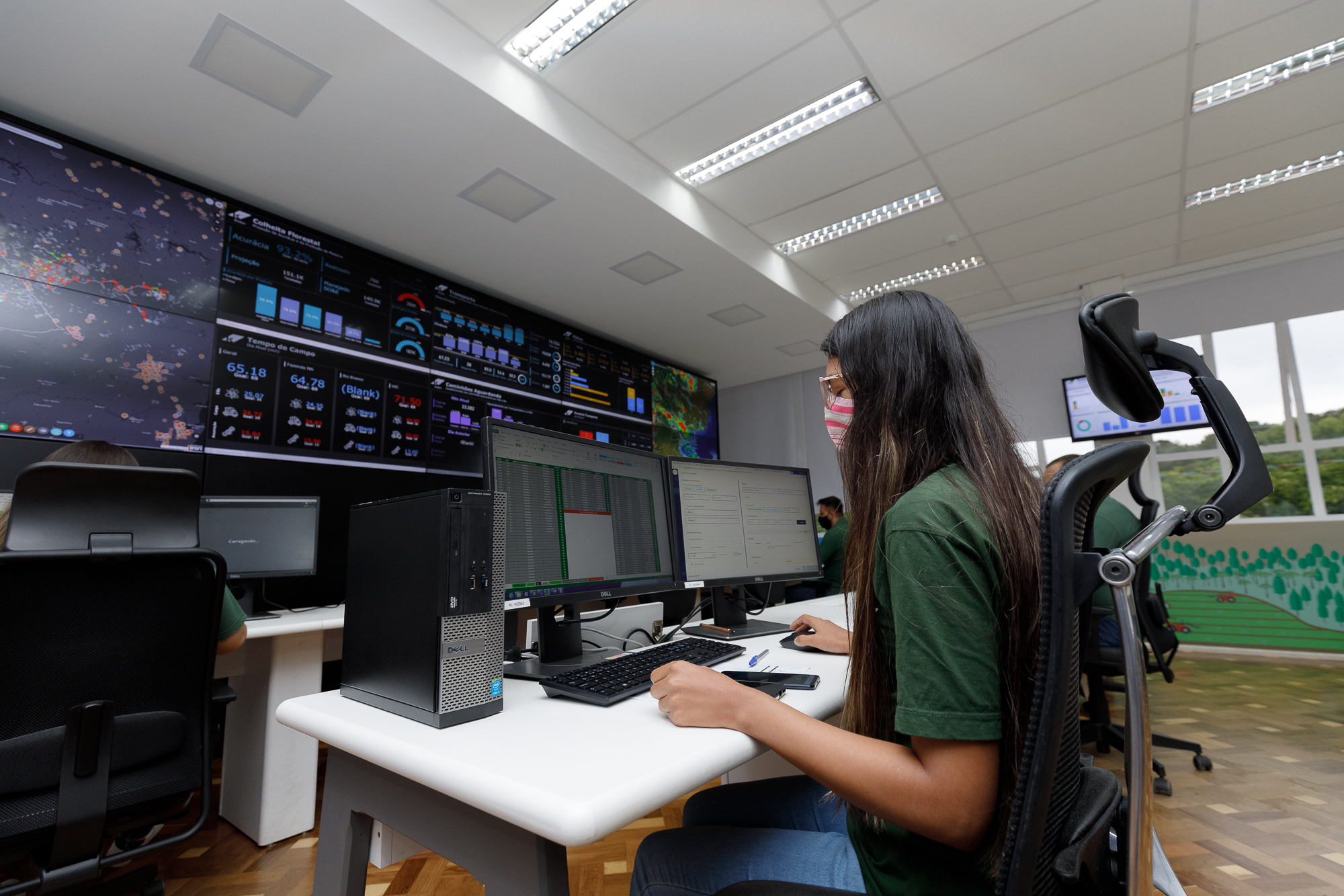 colaboradora florestal na torre de controle da klabin