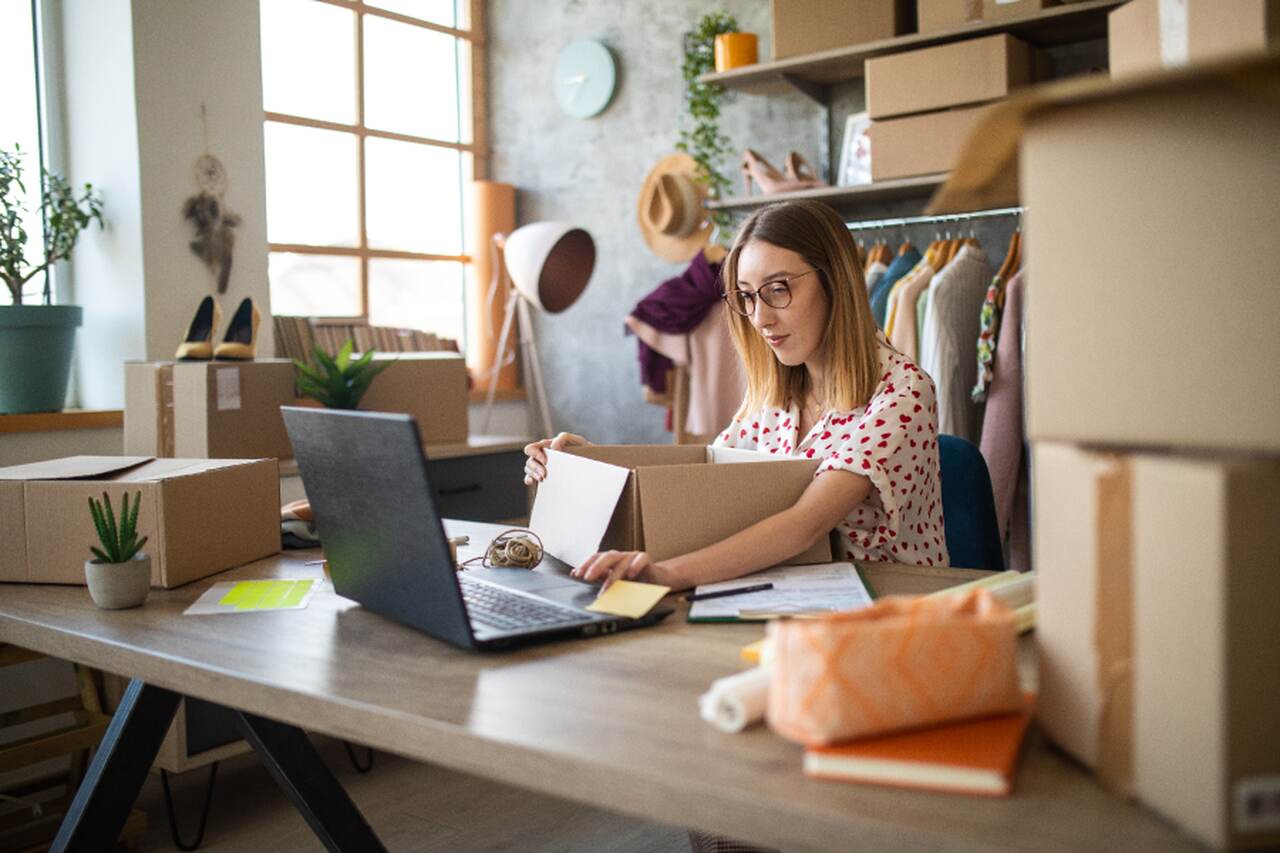  mulher embalando caixas de encomendas para delivery