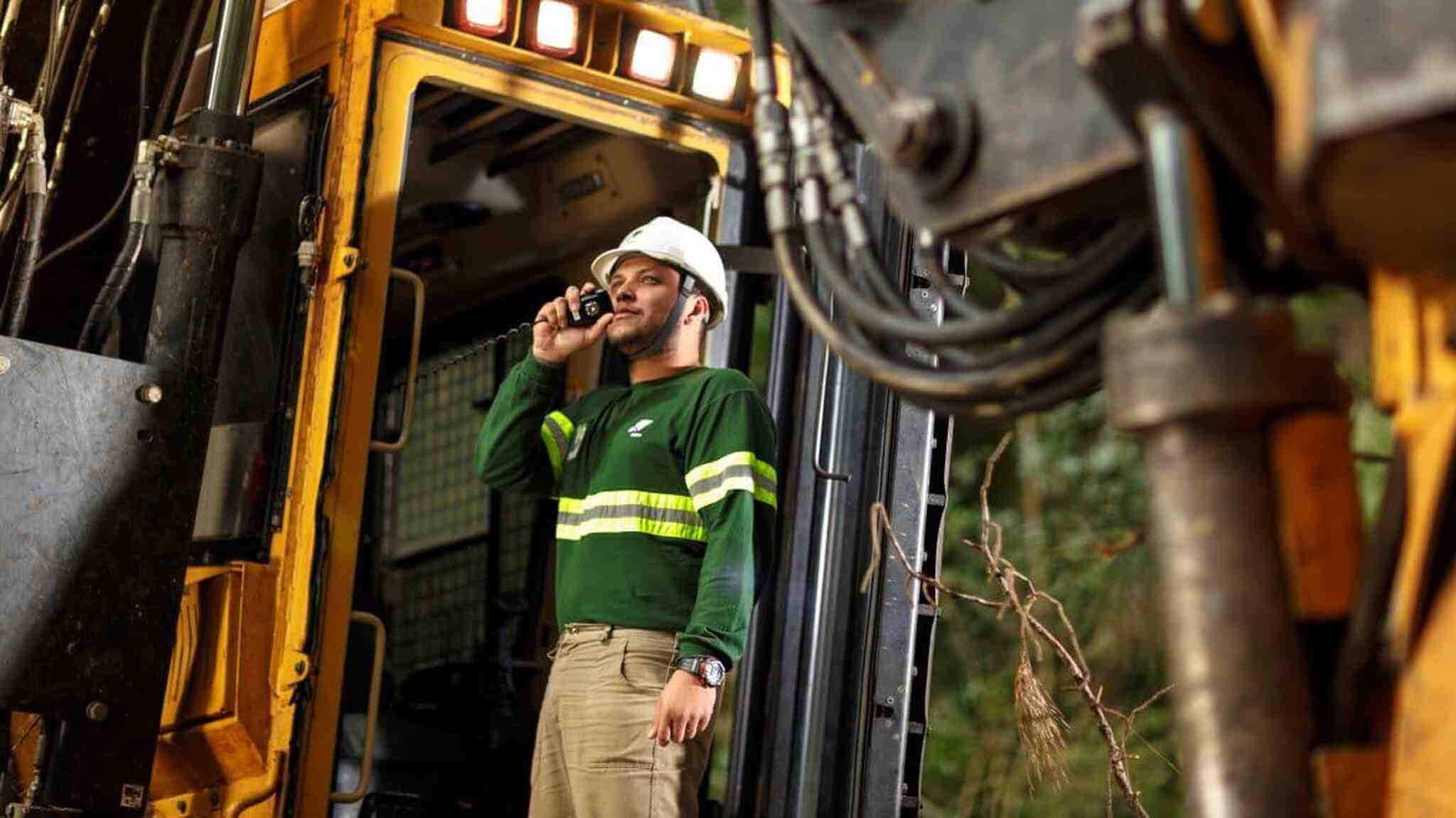 colaborador em uma área florestal da Klabin